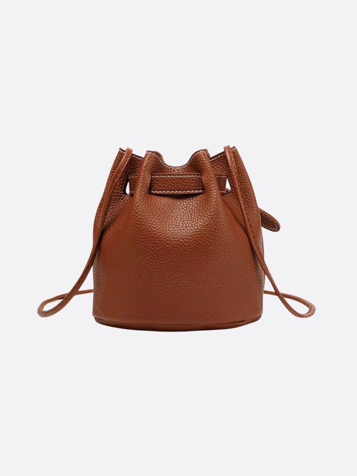 Bolso pequeño tipo cubo con bandolera