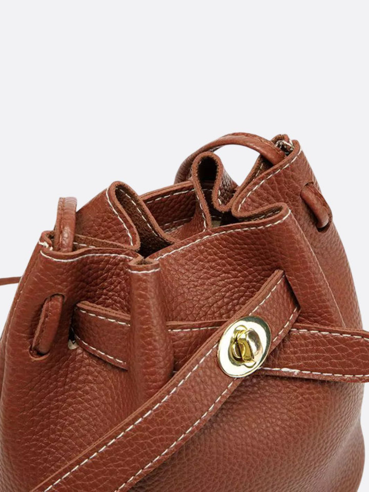 Bolso pequeño tipo cubo con bandolera